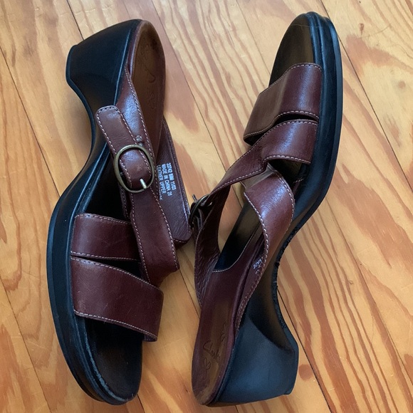 Clarks brown leather adjustable sandals Cushioned footbed Rubber sole Sz 8.5 - Picture 4 of 13